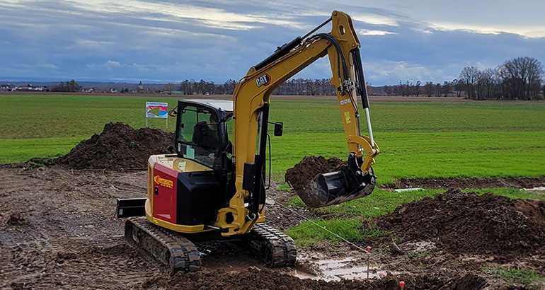 Pelleteuse 5 tonnes jaune en action